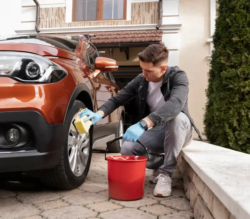 Lavage auto à domicile Sigloy : professionnel intervenant sur un véhicule